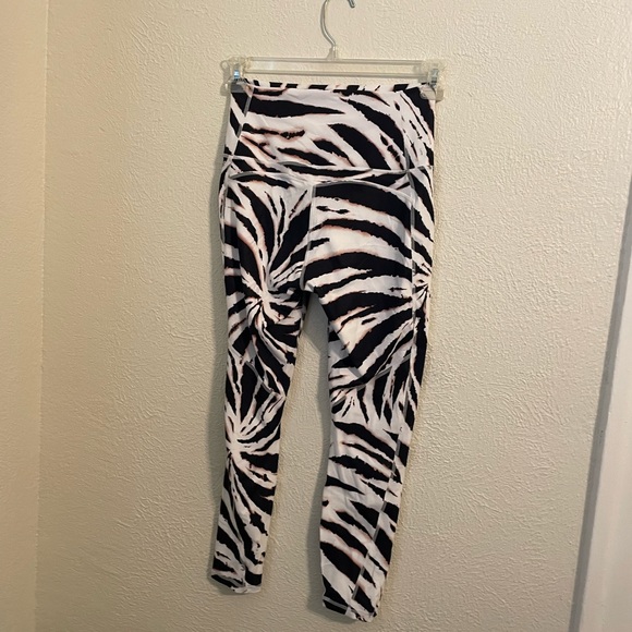 Fabletics Zebra Tie Dye Leggings Set - Picture 5 of 5